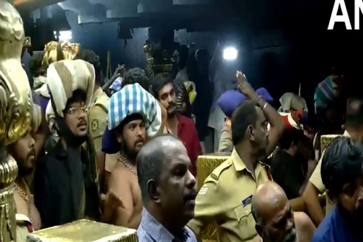 Kerala: Devotees throng Sabarimala temple on occasion of Makaravilakku festival