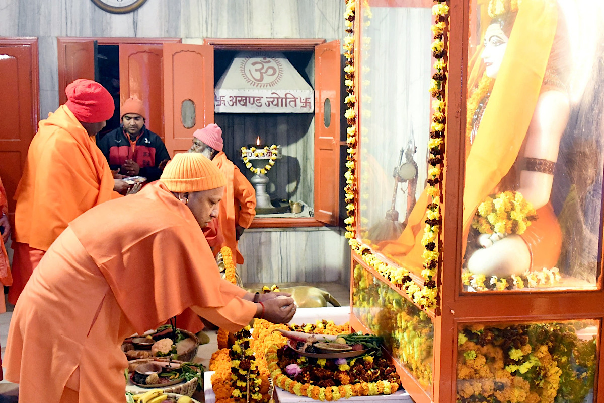 Yogi offers ‘khichdi’ to Mahayogi Gorakhnath on Makar Sankranti