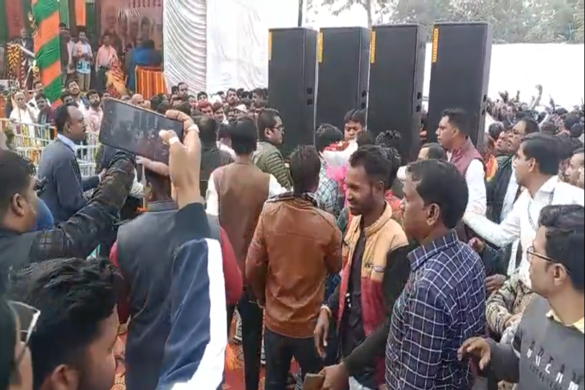 Chhattisgarh BJP leader assaults scribe in the presence of CM