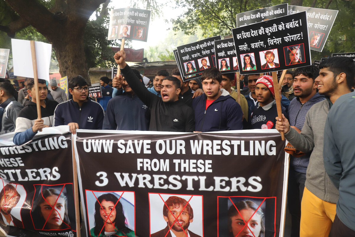 Junior wrestlers protest against Sakshi, Bajrang, Vinesh for sabotaging their careers