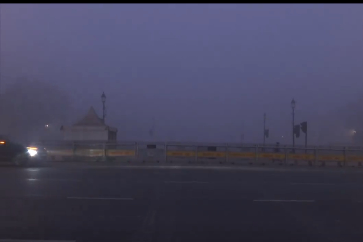 Dense fog reduces visibility, flights delayed as Delhi wakes up to freezing Sunday morning