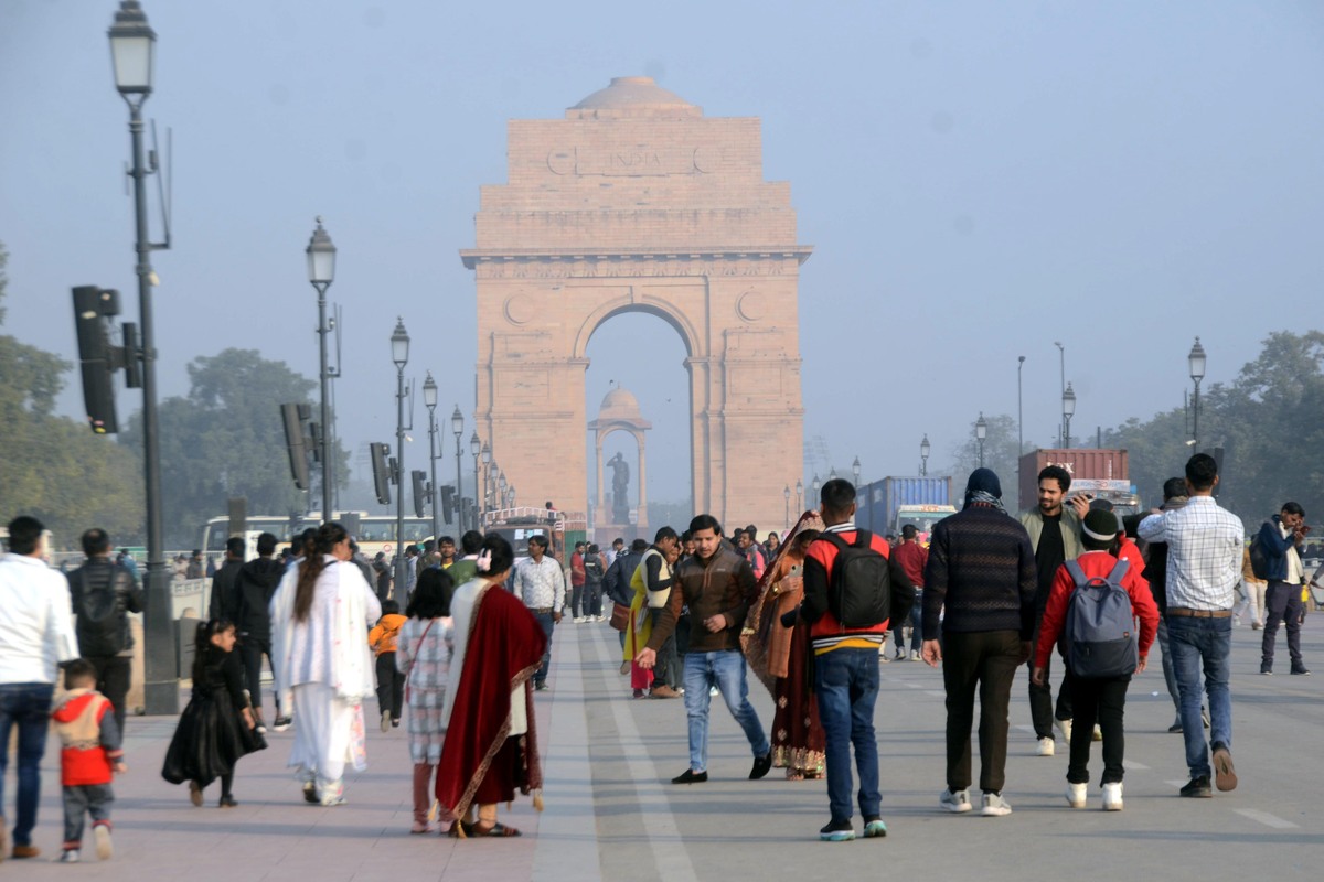 Cold wave continues to batter Delhi with below average temp