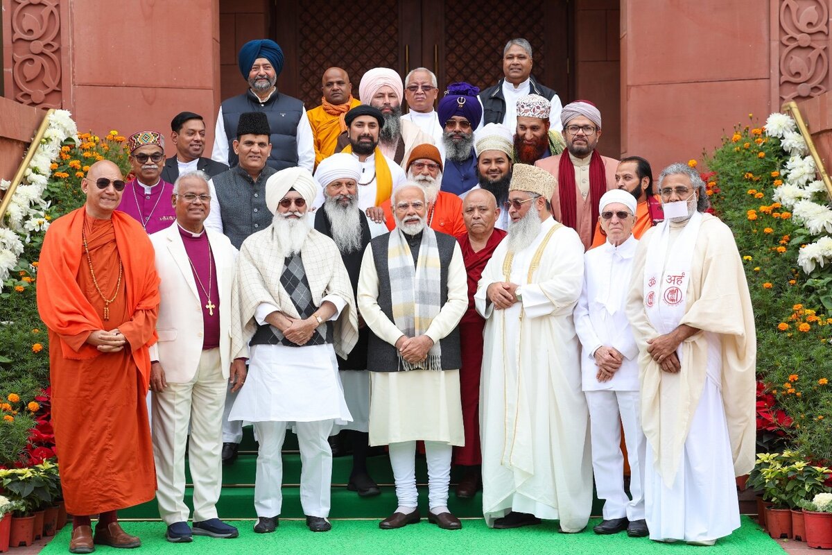 Minority community religious leaders meet PM, hails his leadership