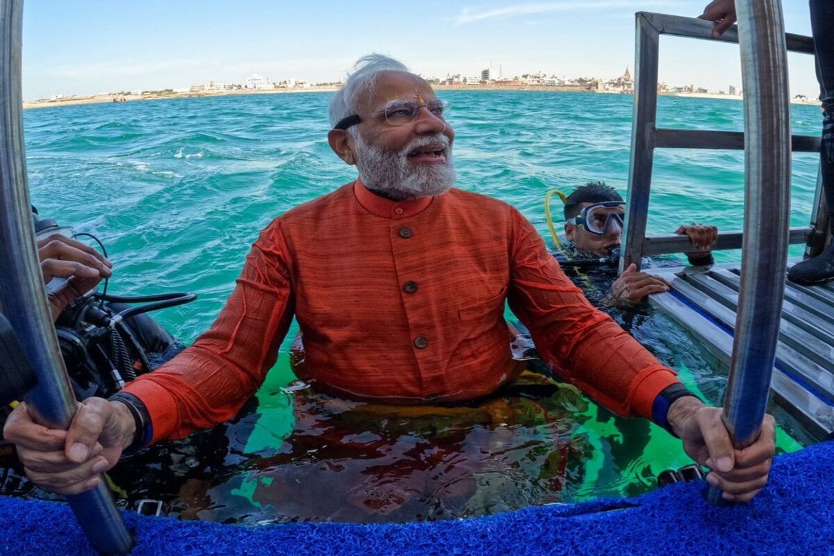 PM goes underwater in deep sea, offers prayer at Dwarka