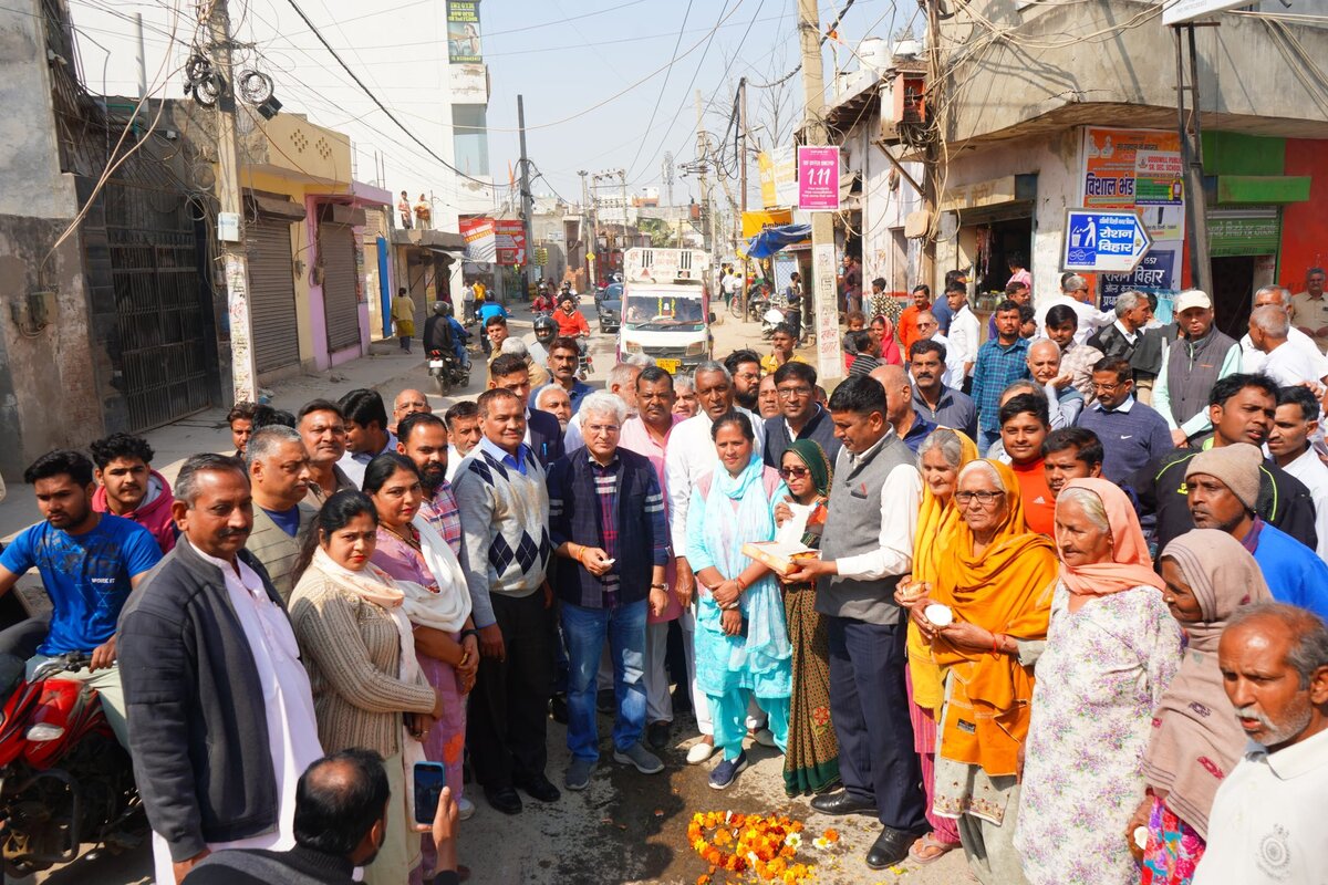 Gahlot launches resurfacing work of road in Najafgarh