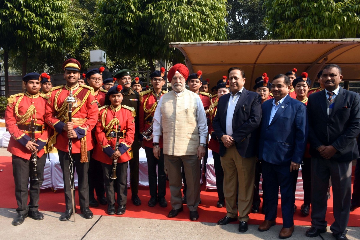 Delhi’s Mann school band holds audience spellbound as Hardeep Puri flags off The Statesman Vintage Car Rally