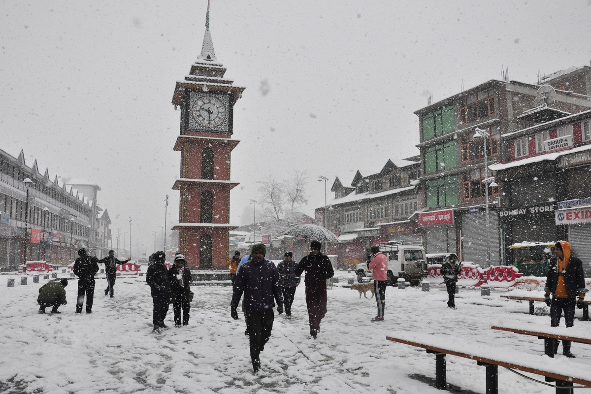 All Srinagar-bound flights cancelled due to snow and bad weather