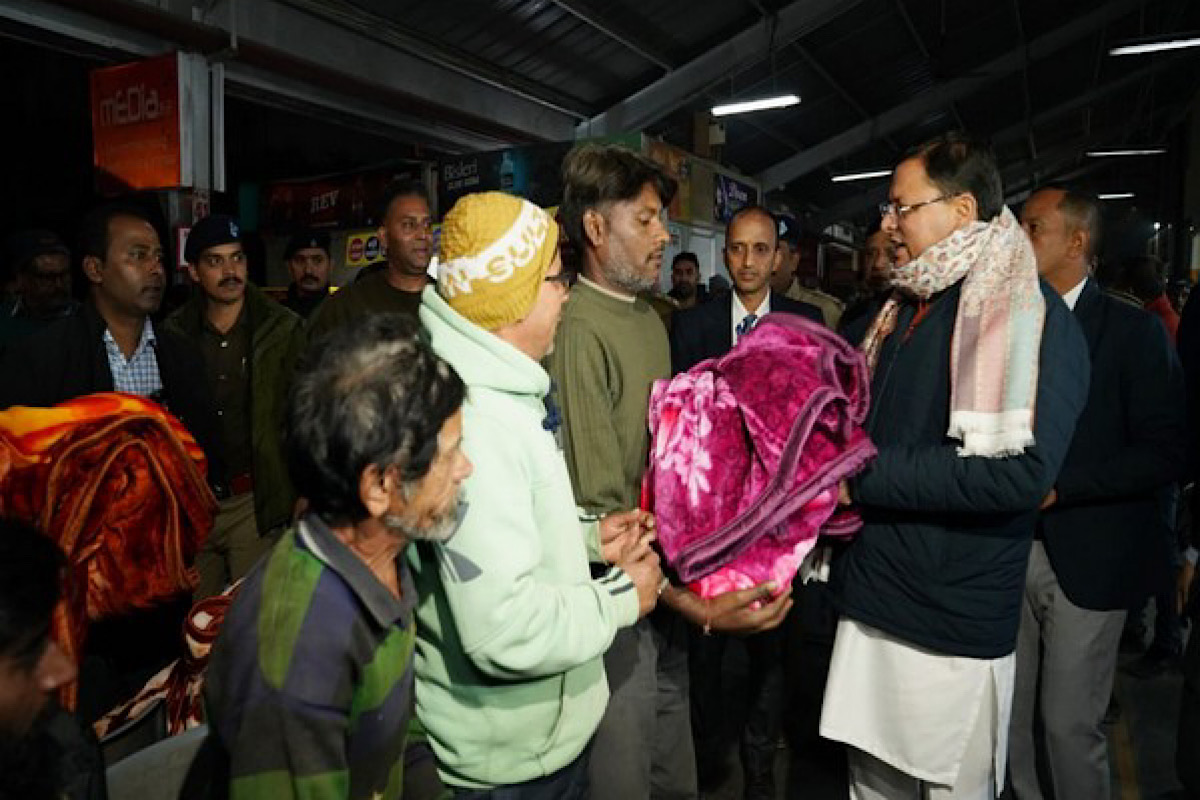 Uttarakhand govt distributes blankets, sanitary napkins among construction workers in all districts