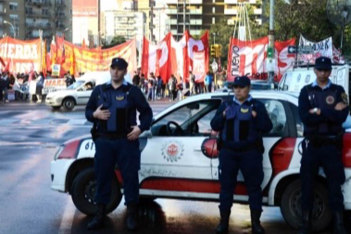 Argentine rail workers strike paralyses transit