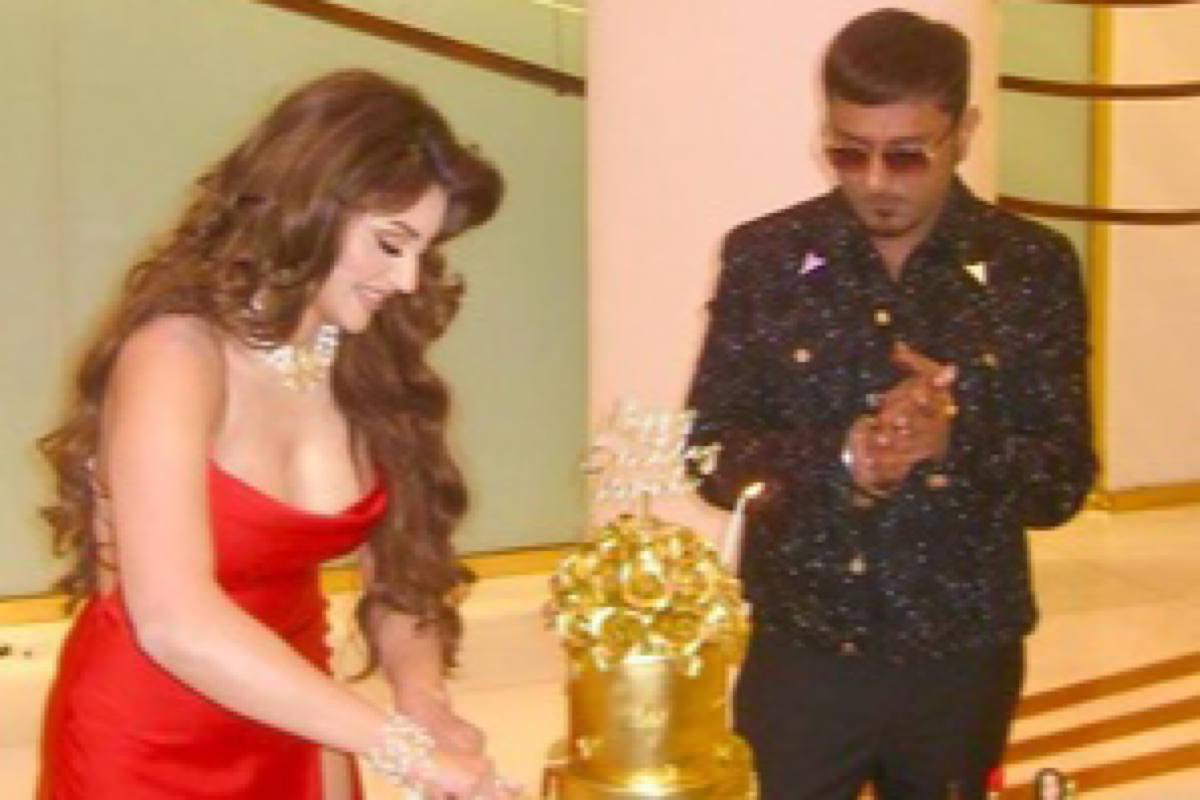 Urvashi cuts 24-carat gold cake gifted by Yo Yo Honey Singh on her b’day