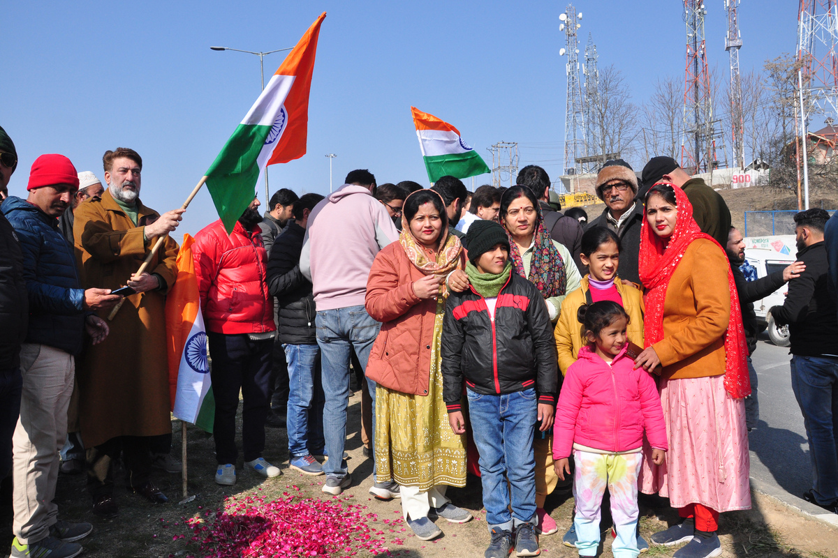Tourists, locals pay tributes to 40 CRPF martyrs in Pulwama