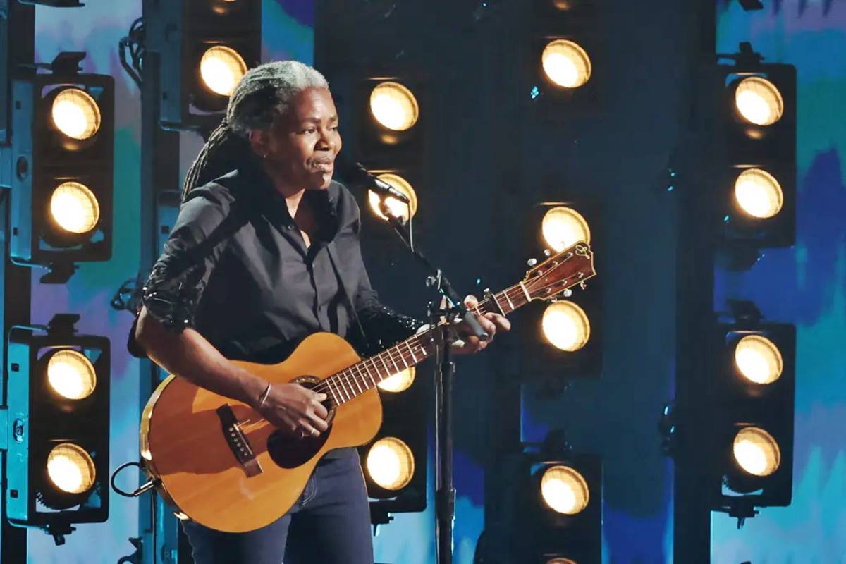 Tracy Chapman steals the spotlight with ‘Fast Car’ at Grammy Awards