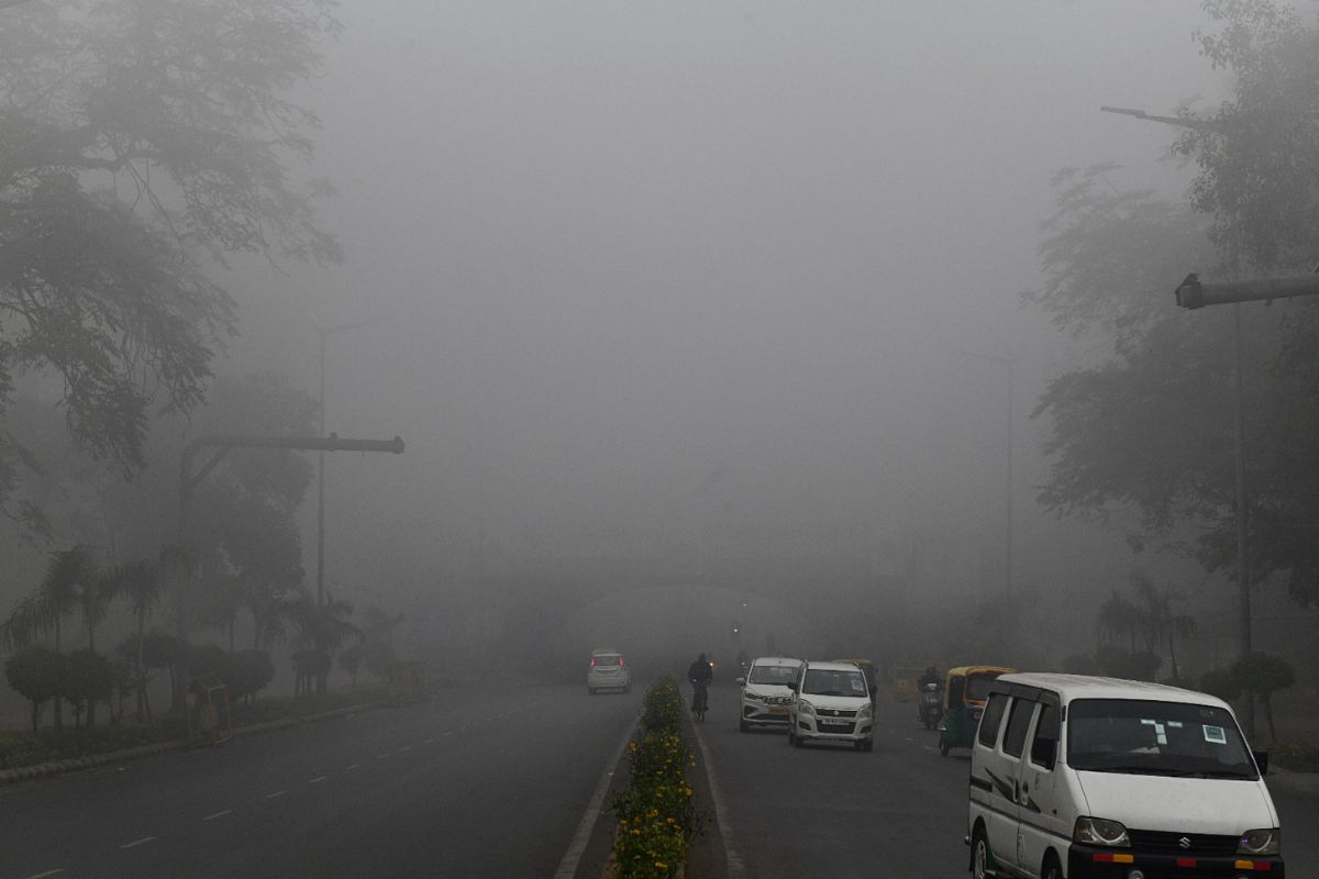 Cold weather continues to grip Delhi, minimum temperature at 7 degrees