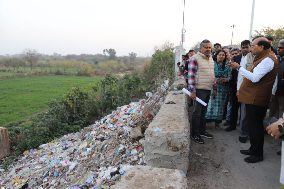 On a visit to Burari, LG appalled by the state of sanitation