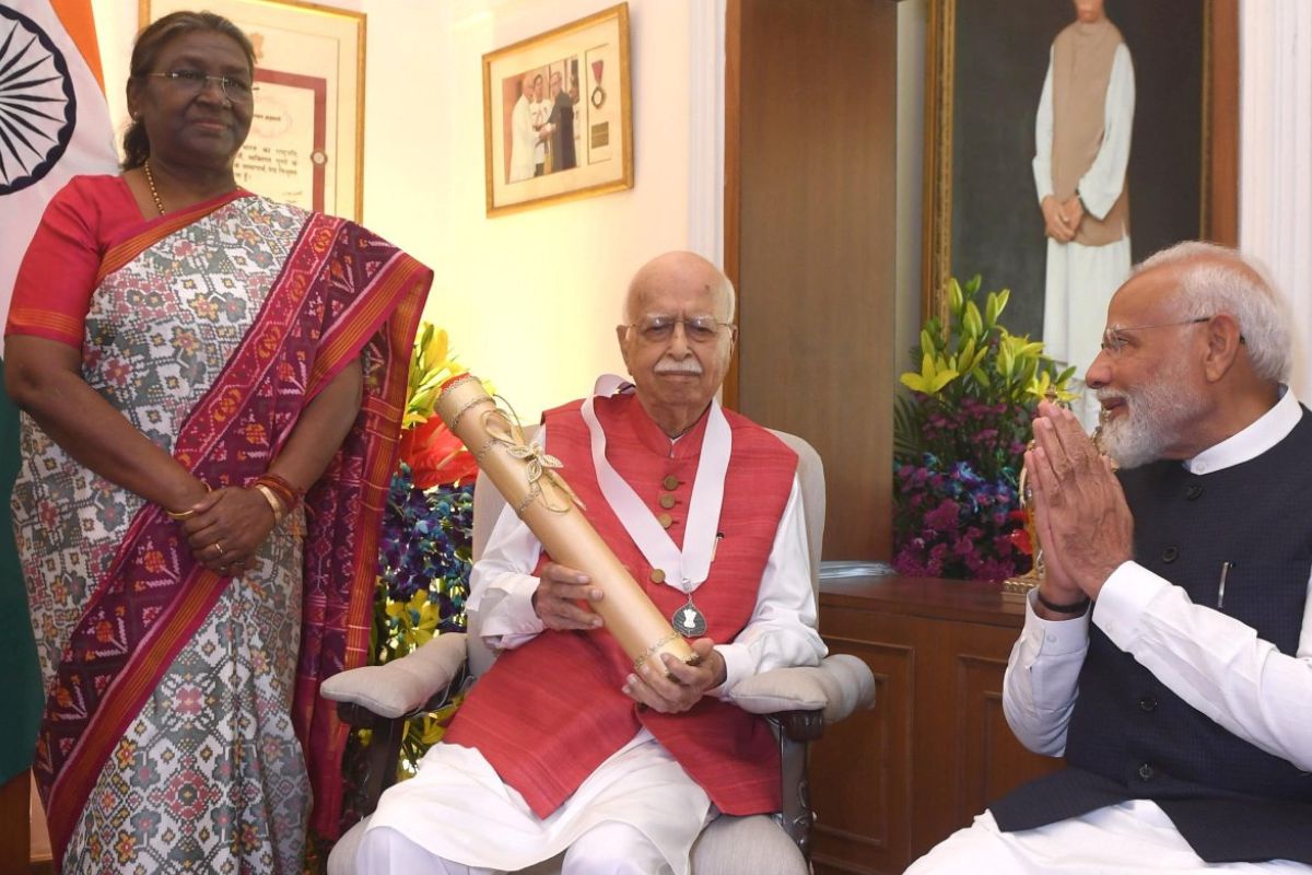 President visits Advani to confer Bharat Ratna