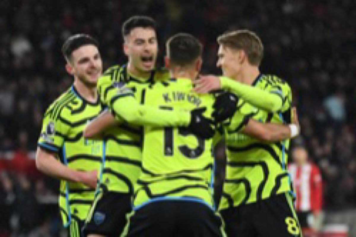 Premier League: Arsenal thrash Sheff Utd 6-0 to close gap on leaders Liverpool