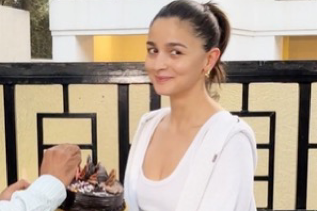 ‘Raha’s mom’ Alia Bhatt cuts birthday cake with paps, good wishes pour in