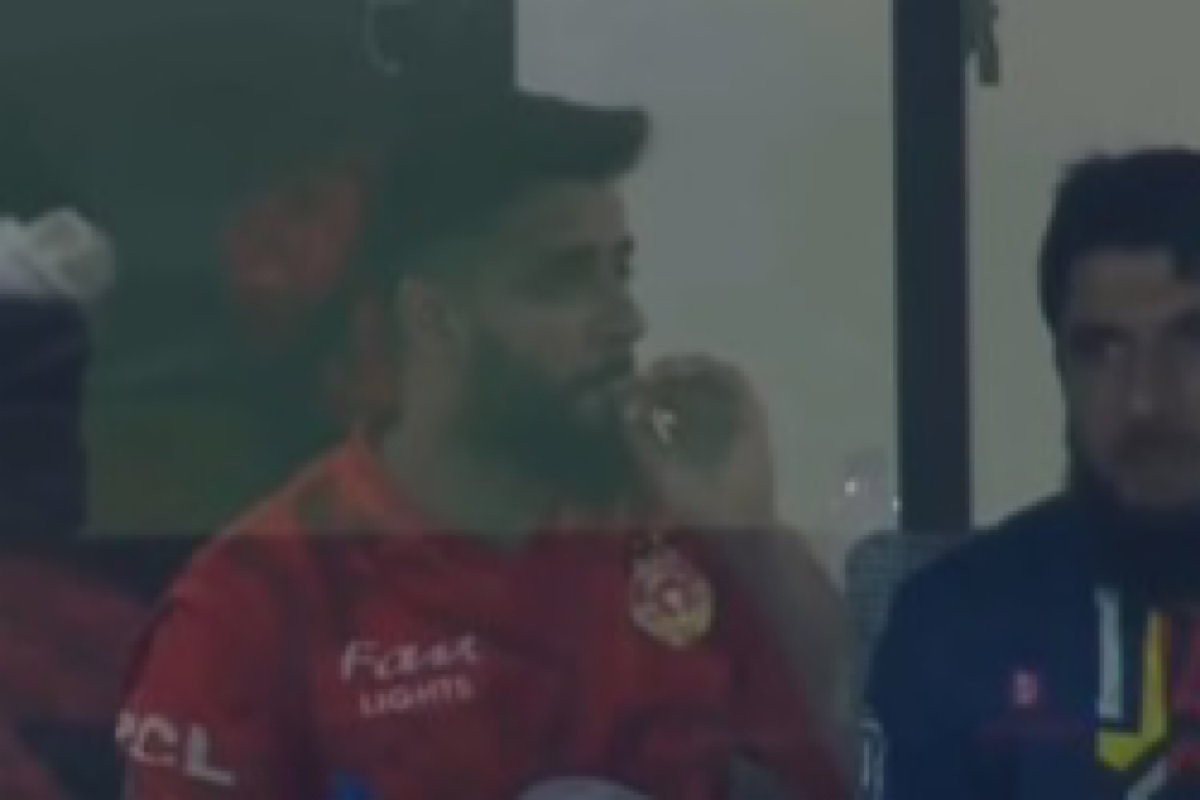 Imad Wasim caught smoking in dressing room during PSL final: Reports