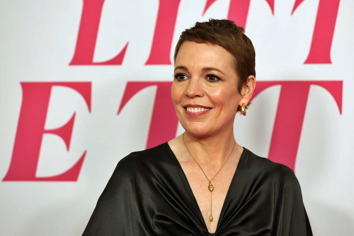 Olivia Colman calls out gender pay gap in Hollywood