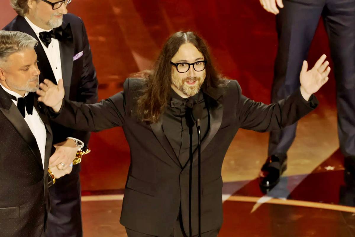 Sean Ono Lennon honors mom Yoko Ono at Oscars