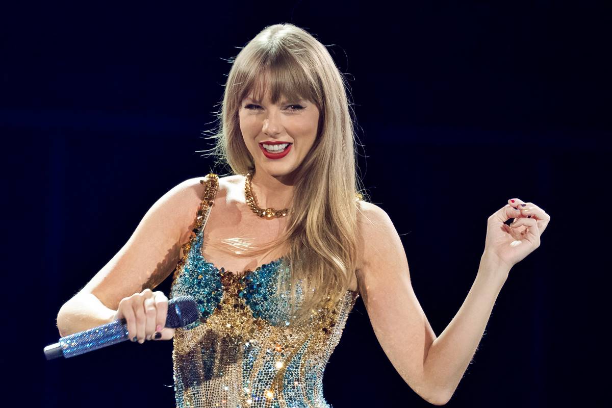 Taylor Swift drops final album edition in Singapore show