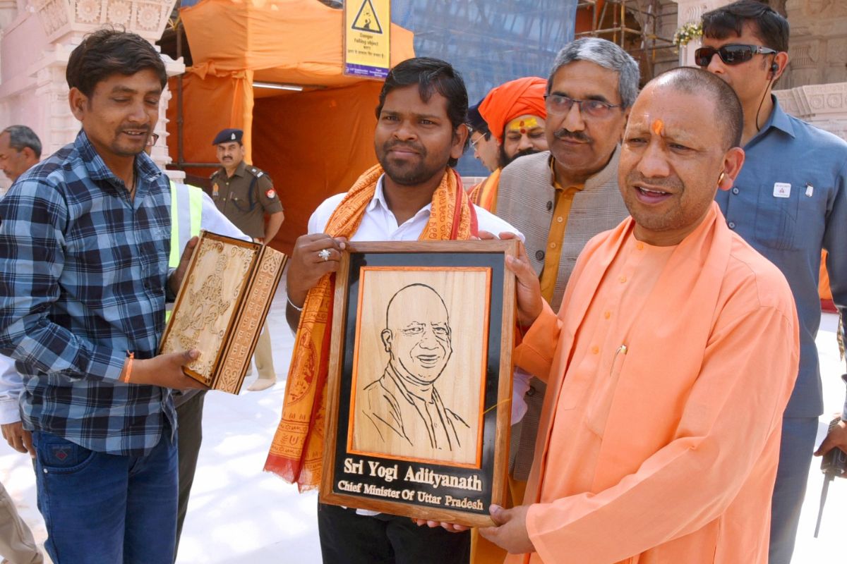 Odisha artist presents Yogi’s portrait & Hanuman Chalisa carved on wood