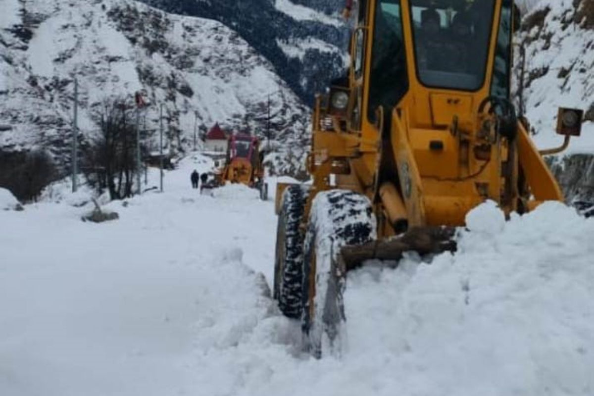 BRO working hard to clear snow from Bhaderwah road
