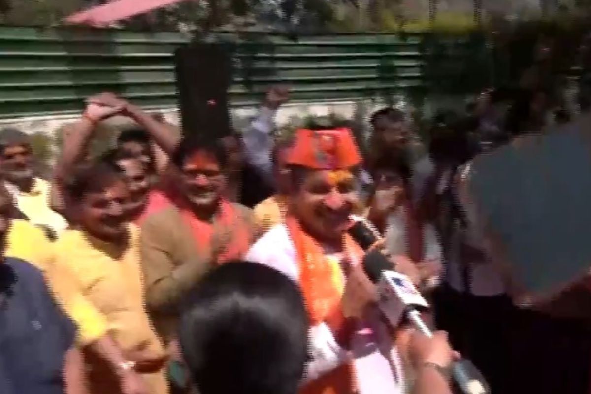 ‘Koi khele rail mein, koi khele jail mein’: BJP MP Manoj Tiwari’s Holi song jibe at Kejriwal