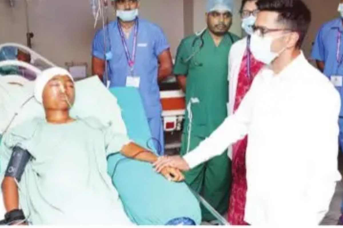 Abhishek visits north Bengal hospital, meets victims