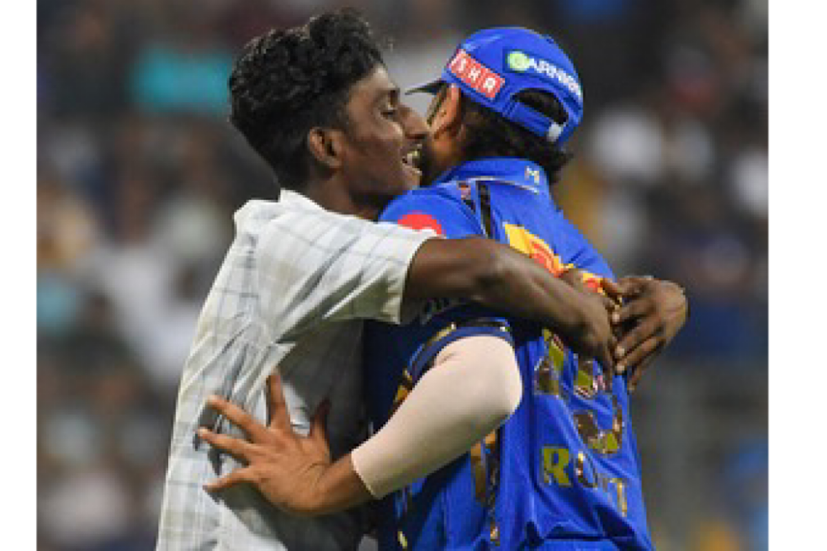 IPL 2024: Hardik Pandya booed again after dropping a difficult catch; pitch invader hugs rohit