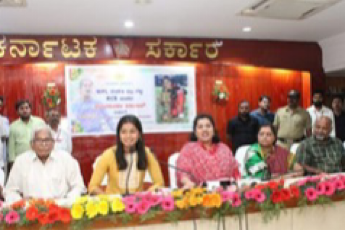 Kalaburagi district administration felicitates RCB’s WPL star Shreyanka Patil