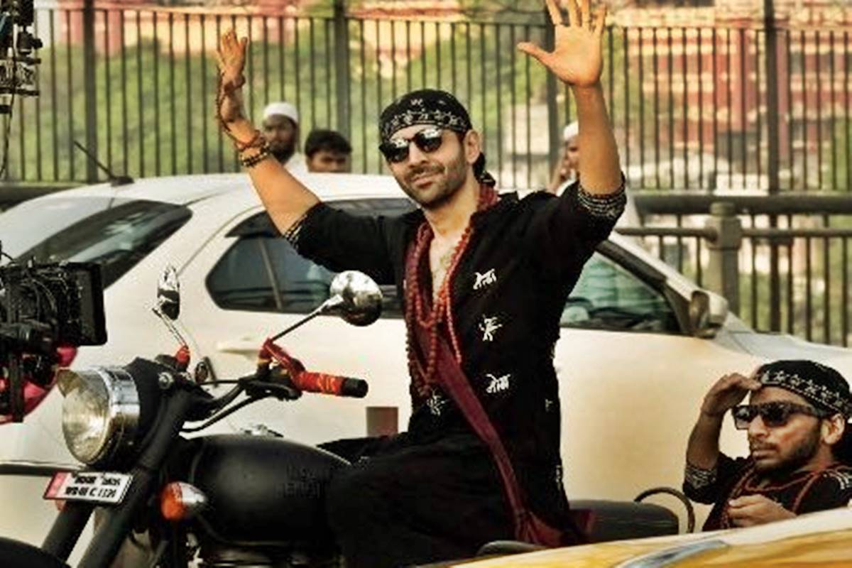 Bhool Bhulaiyaa 3: Kartik Aaryan spotted shooting at Howrah bridge in Kolkata