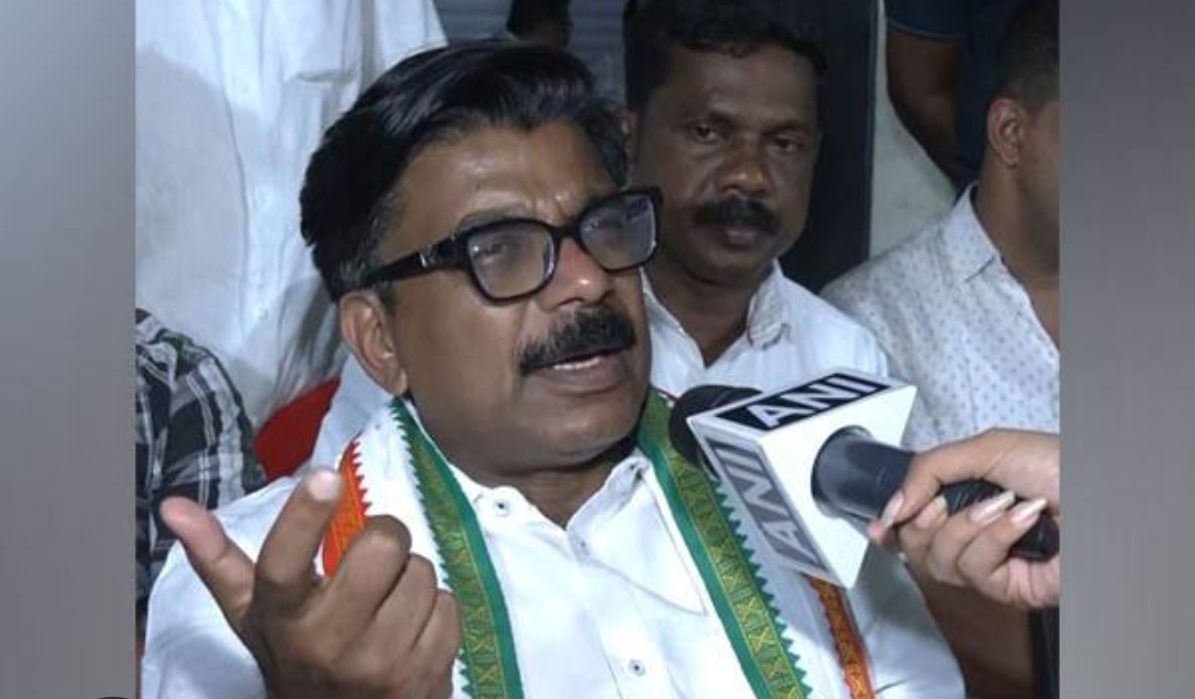 Kerala: In a volte-face, Congress MLA seeks court-monitored probe into pay-off case