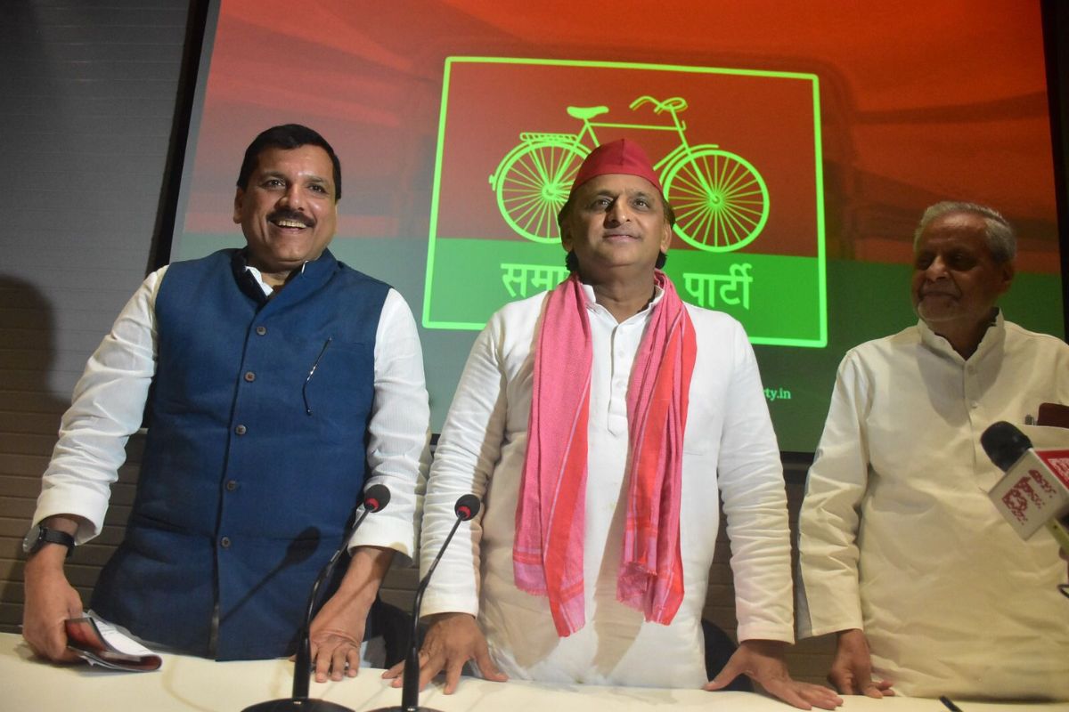 Sanjay Singh meets Akhilesh, assures AAP support to SP in UP in LS polls
