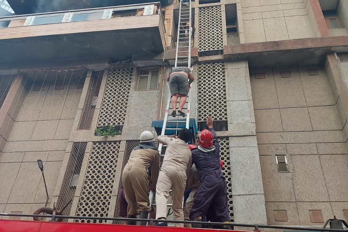 Fire breaks out in residential apartment in Delhi, 2 injured