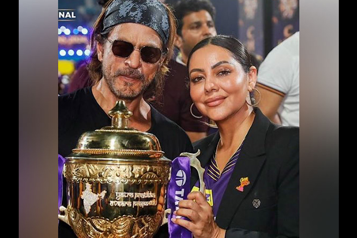 Shah Rukh Khan Gauri Pose With IPL Trophy After KKR s Big Win The 