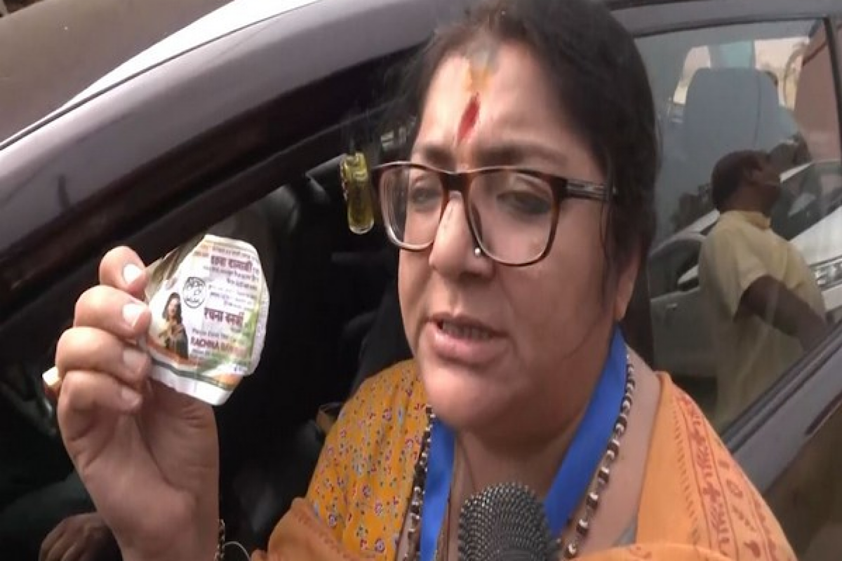 Trinamool booth agent caught red-handed asking people to vote for Rachana Banerjee: Locket Chatterjee