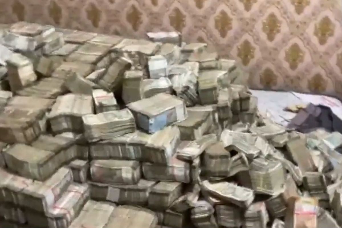 ED seizes Rs 25 crore following raids at house help of J’khand minister’s secy