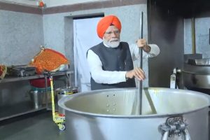 Modi visits Gurudwara Patna Sahib in Bihar, serves food at ‘langar’
