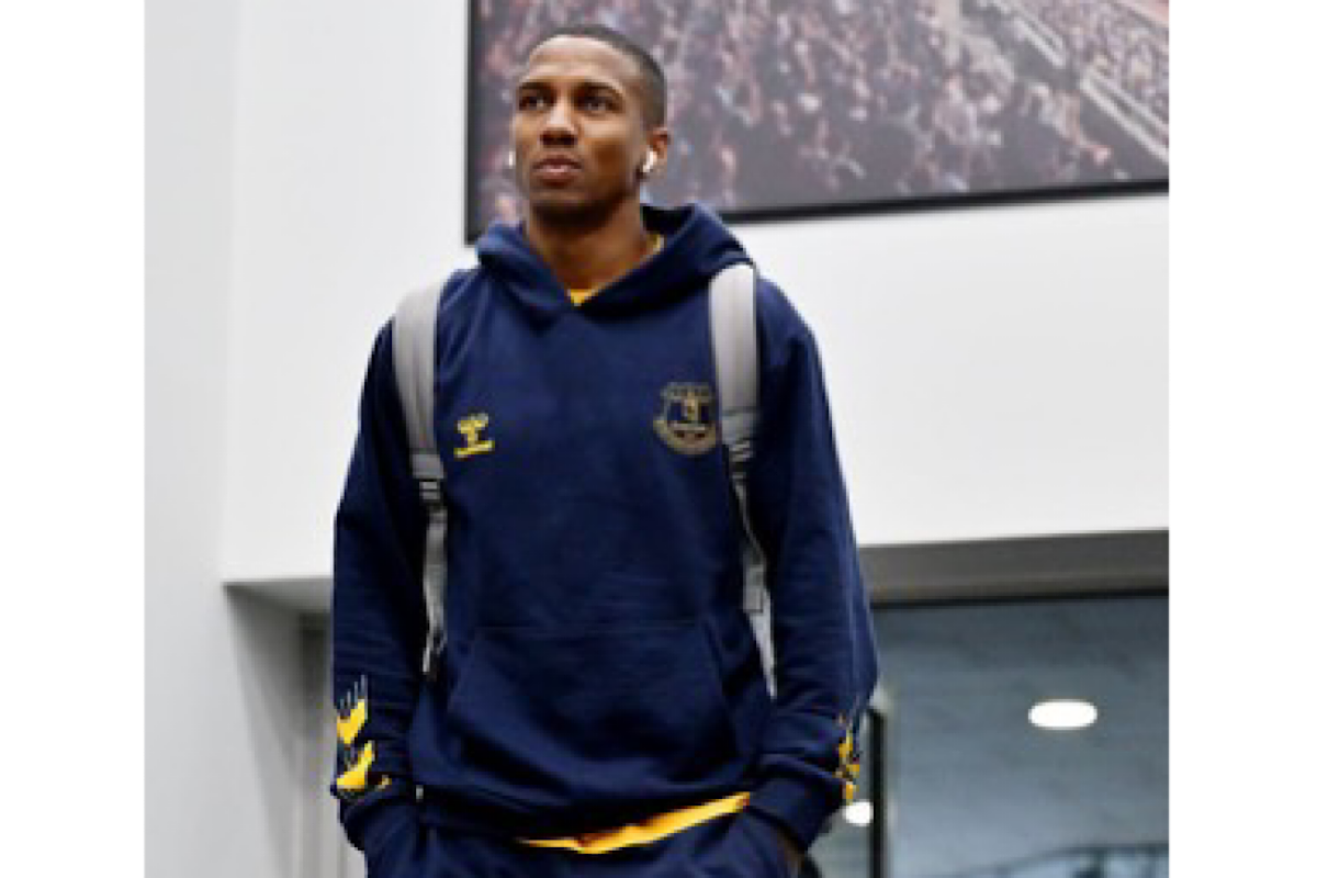 Ashley Young signs one-year contract with Everton