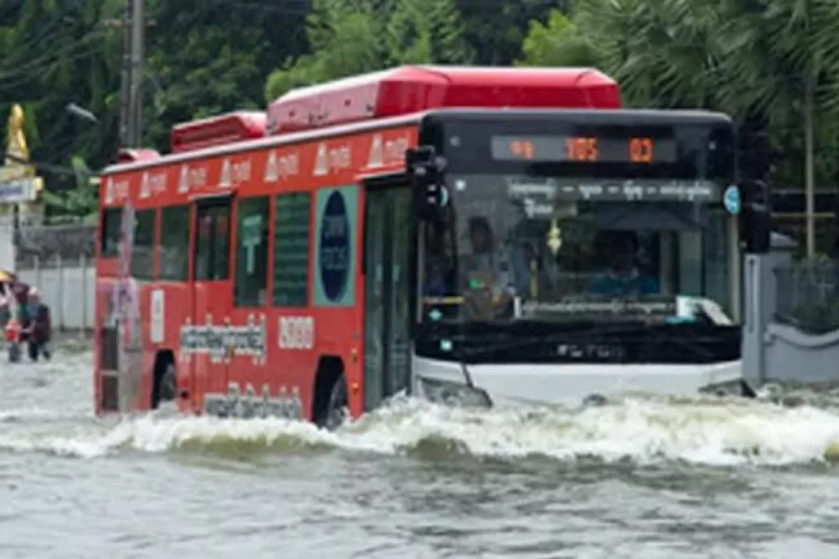 Flooding disrupts highway traffic in Myanmar
