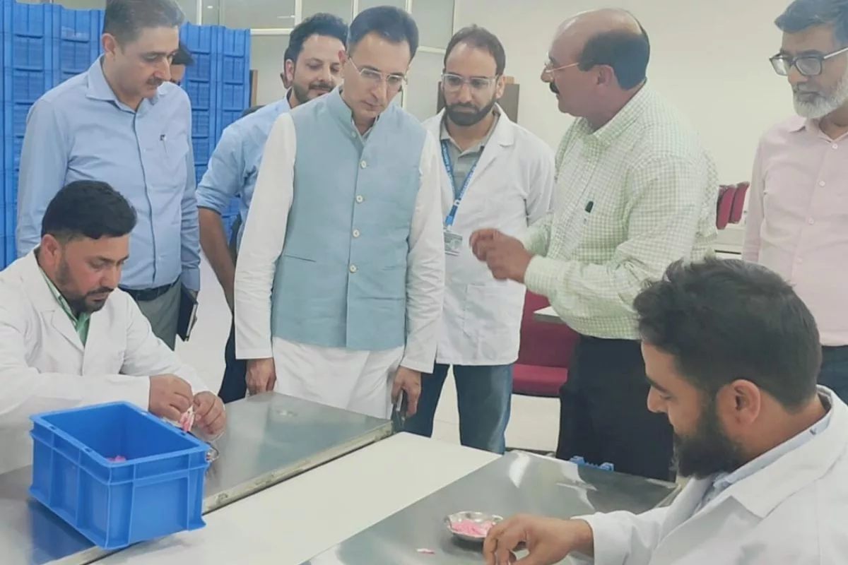 MoS Commerce and Industry Jatin Prasada visits saffron trade centre in Kashmir