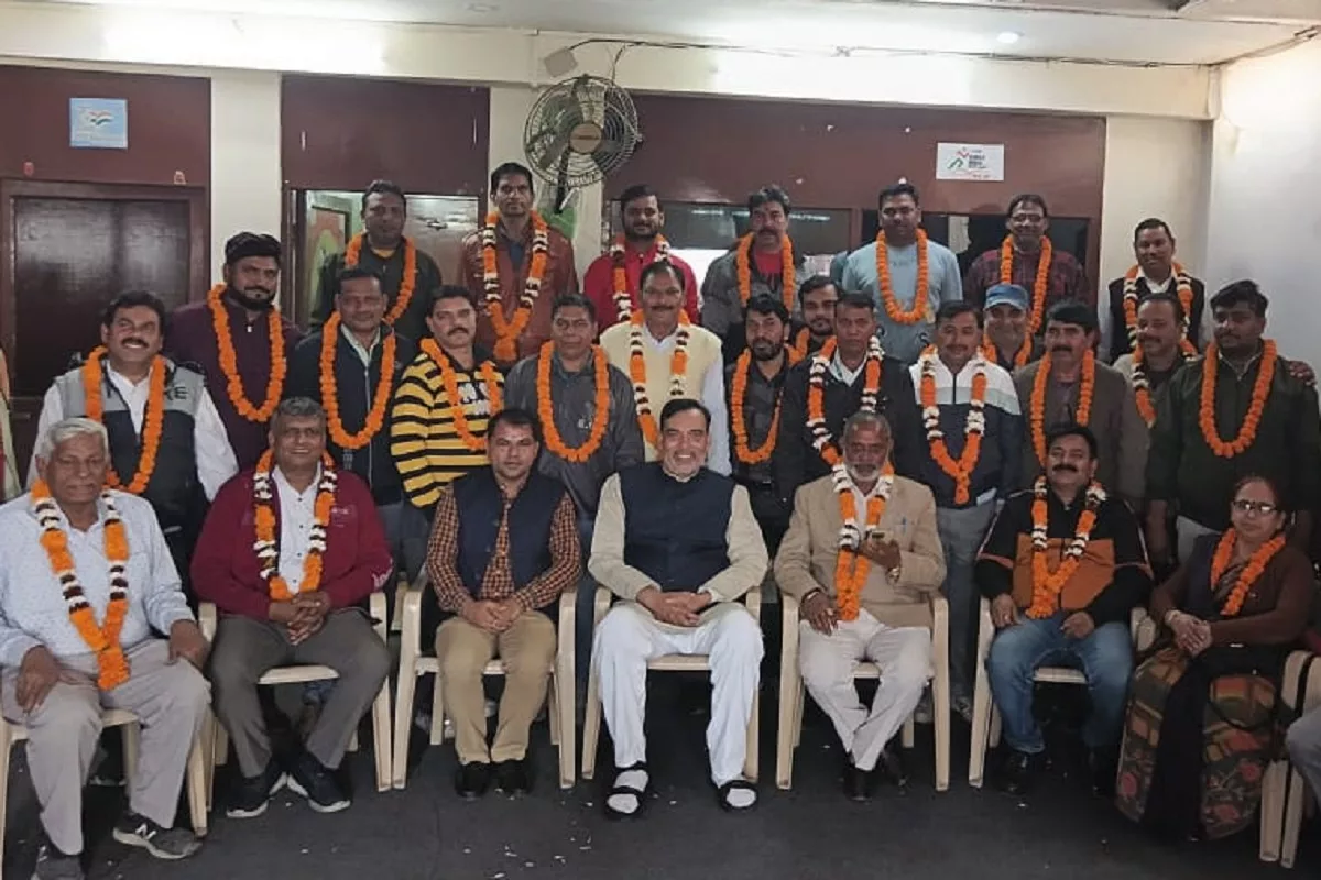 Gopal Rai felicitates sanitation workers in Babarpur