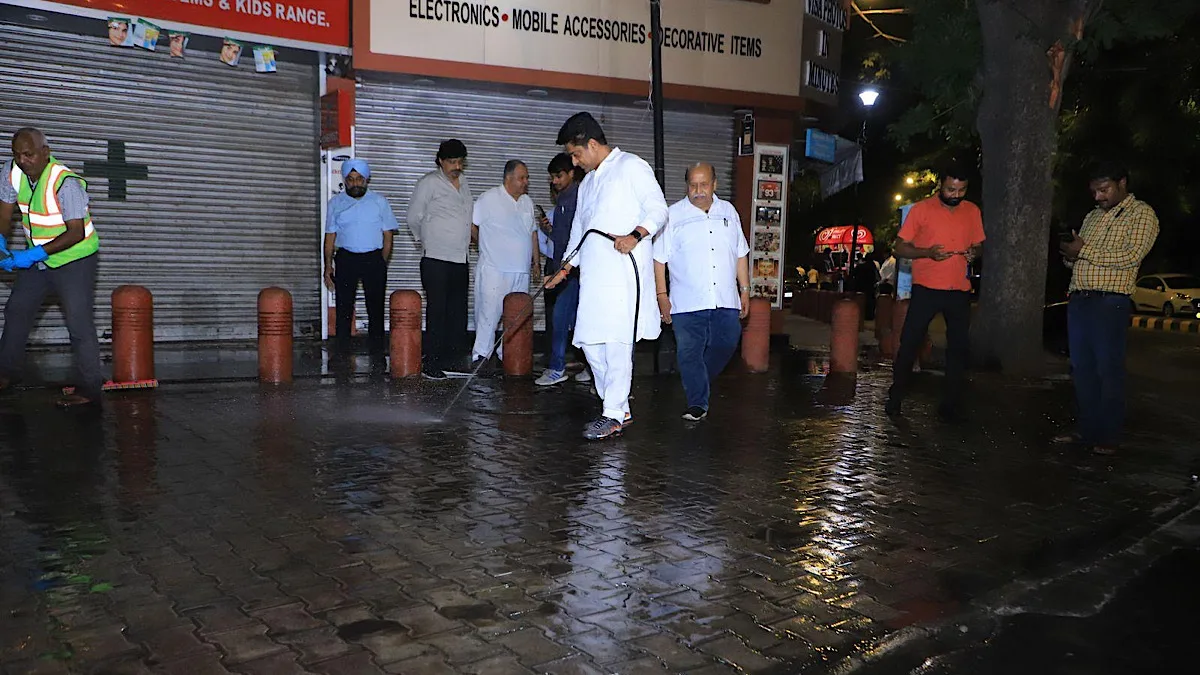 NDMC conducts night-cleaning drive in Bengali Market