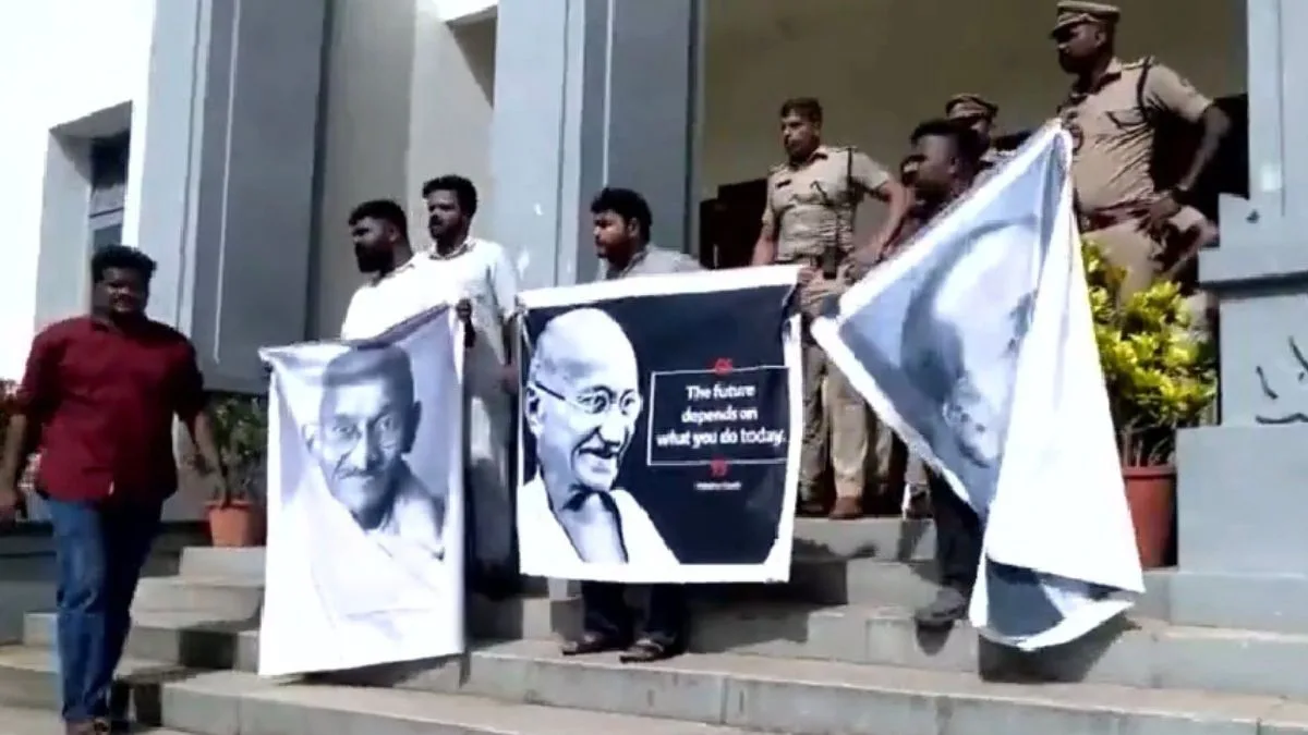 SFI  protests against Kerala Governor over RSS ideologues’ portraits at Raj Bhavan