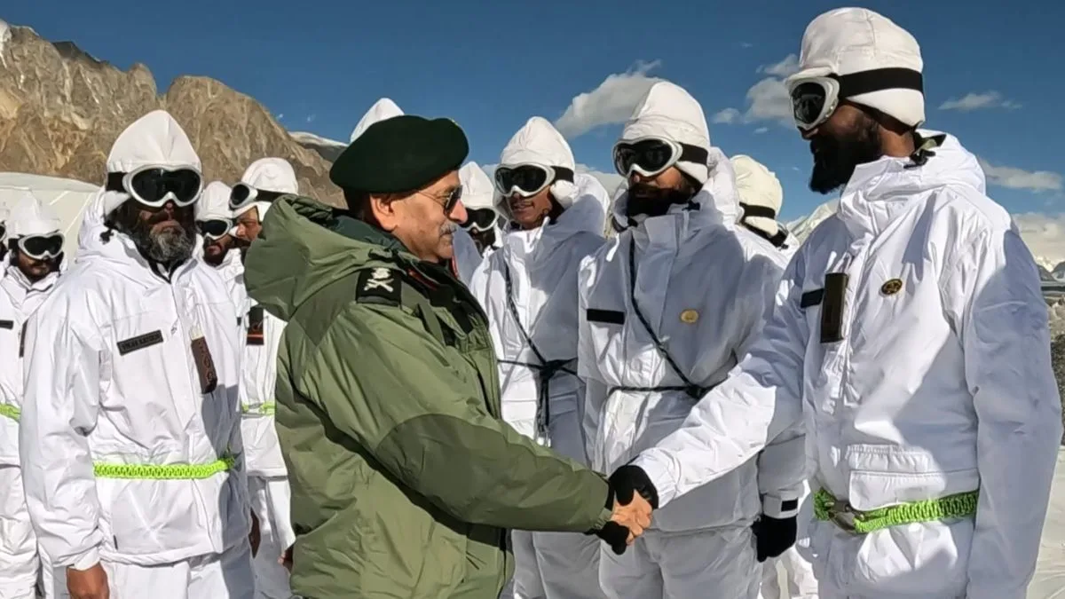 Army chief visits forward post at Siachen Glacier
