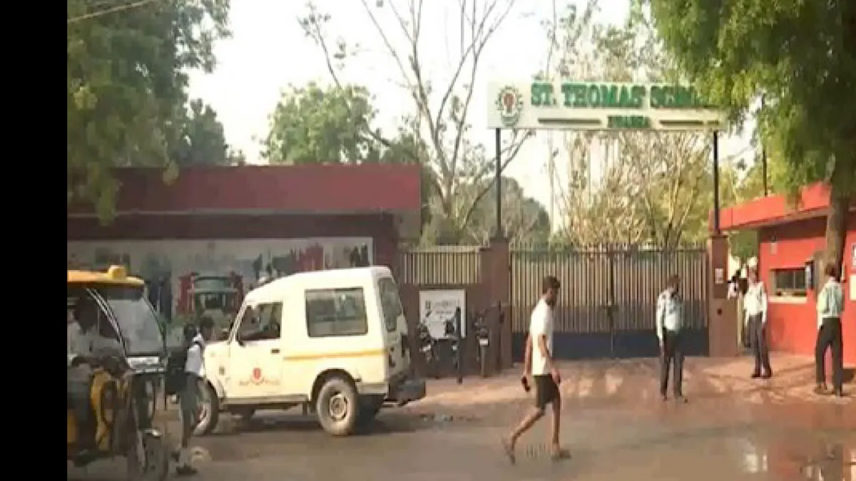 Delhi: Schools recieve bomb threats, police teams reach spot