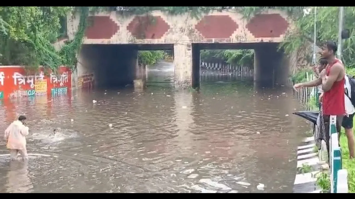 Heavy rainfall in Delhi brings widespread waterlogging, traffic chaos