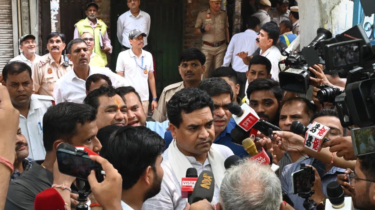 Seelampur building collapse: Minister promises thorough probe, blames previous governments for negligence