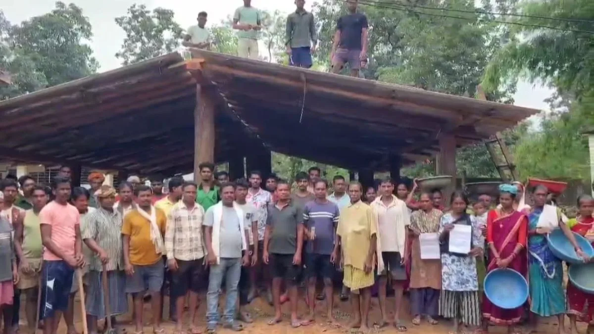 Left waiting, villagers in Maoist-affected Madpa build their own school